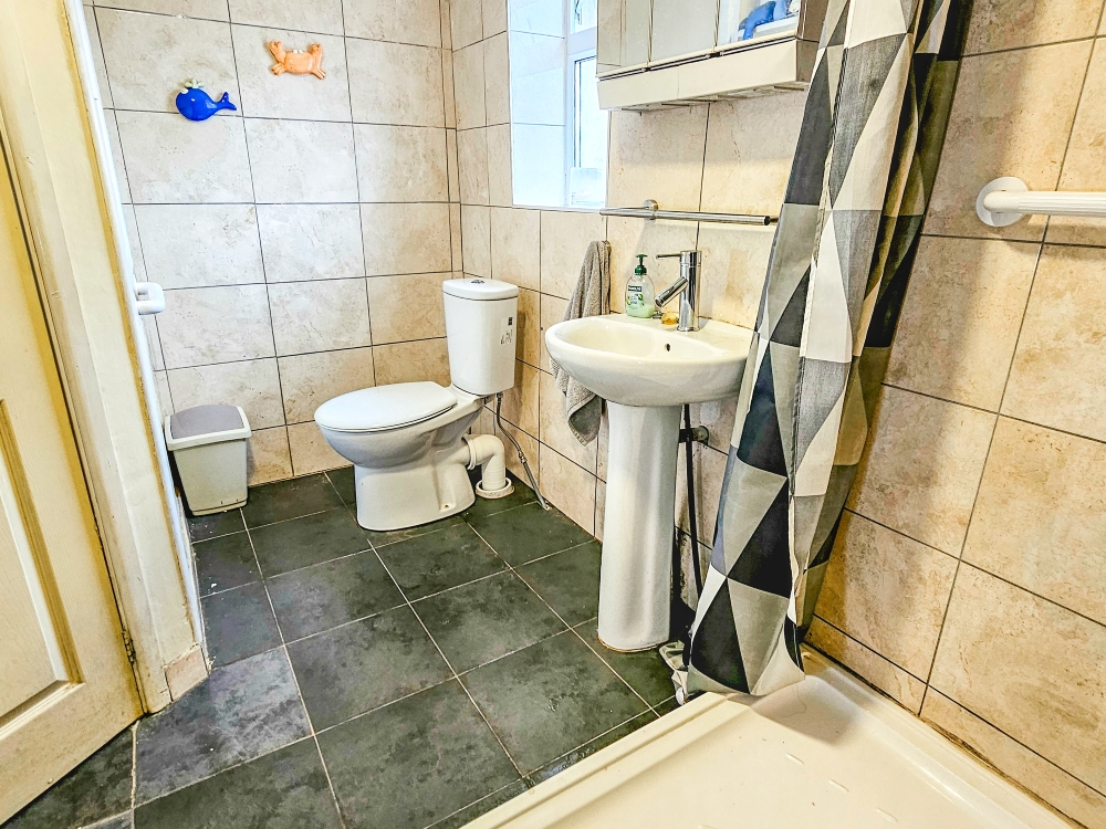12 - Bathroom
