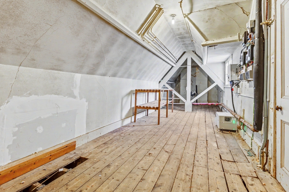 27 - Attic room