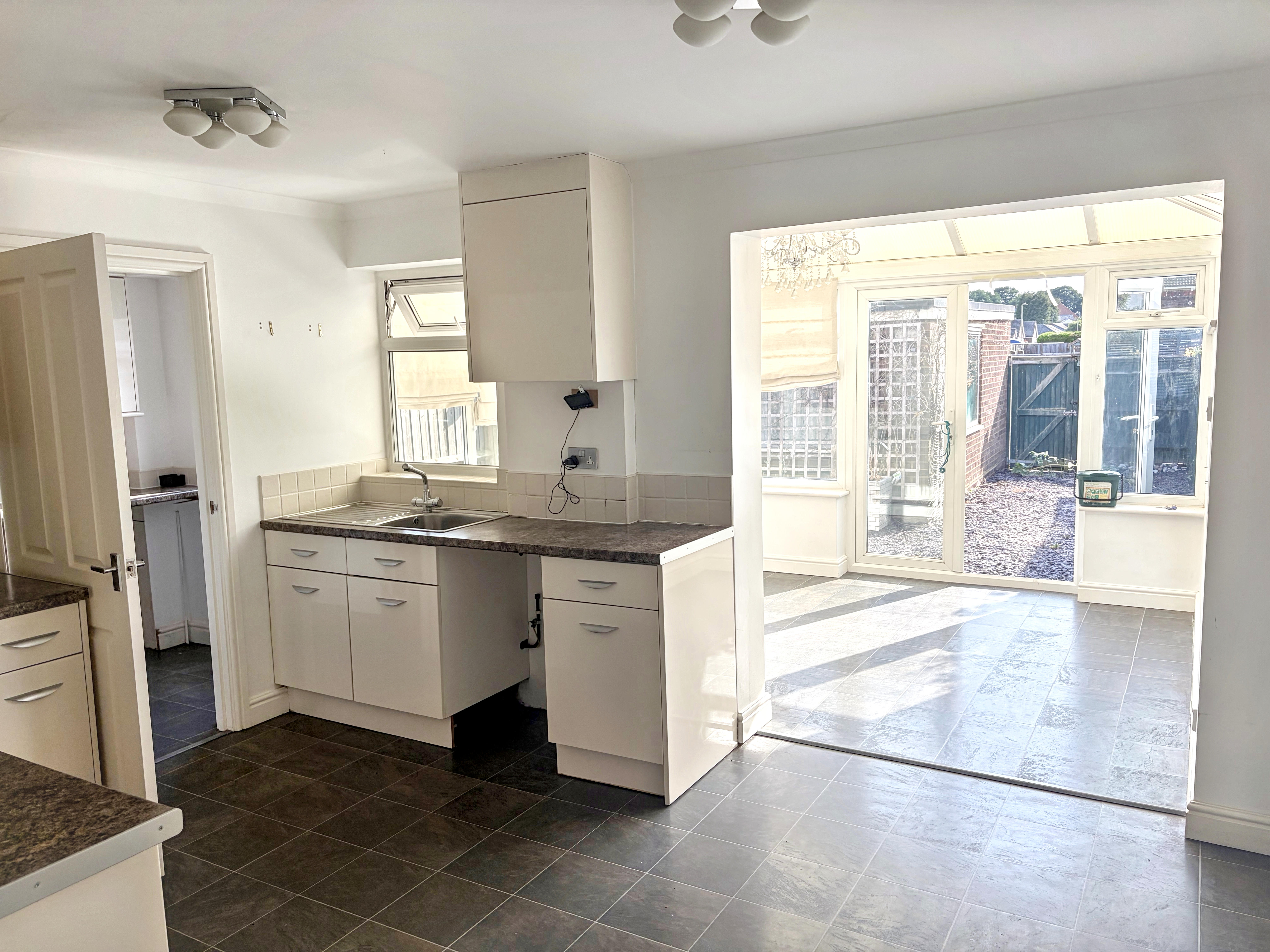 6 - Kitchen