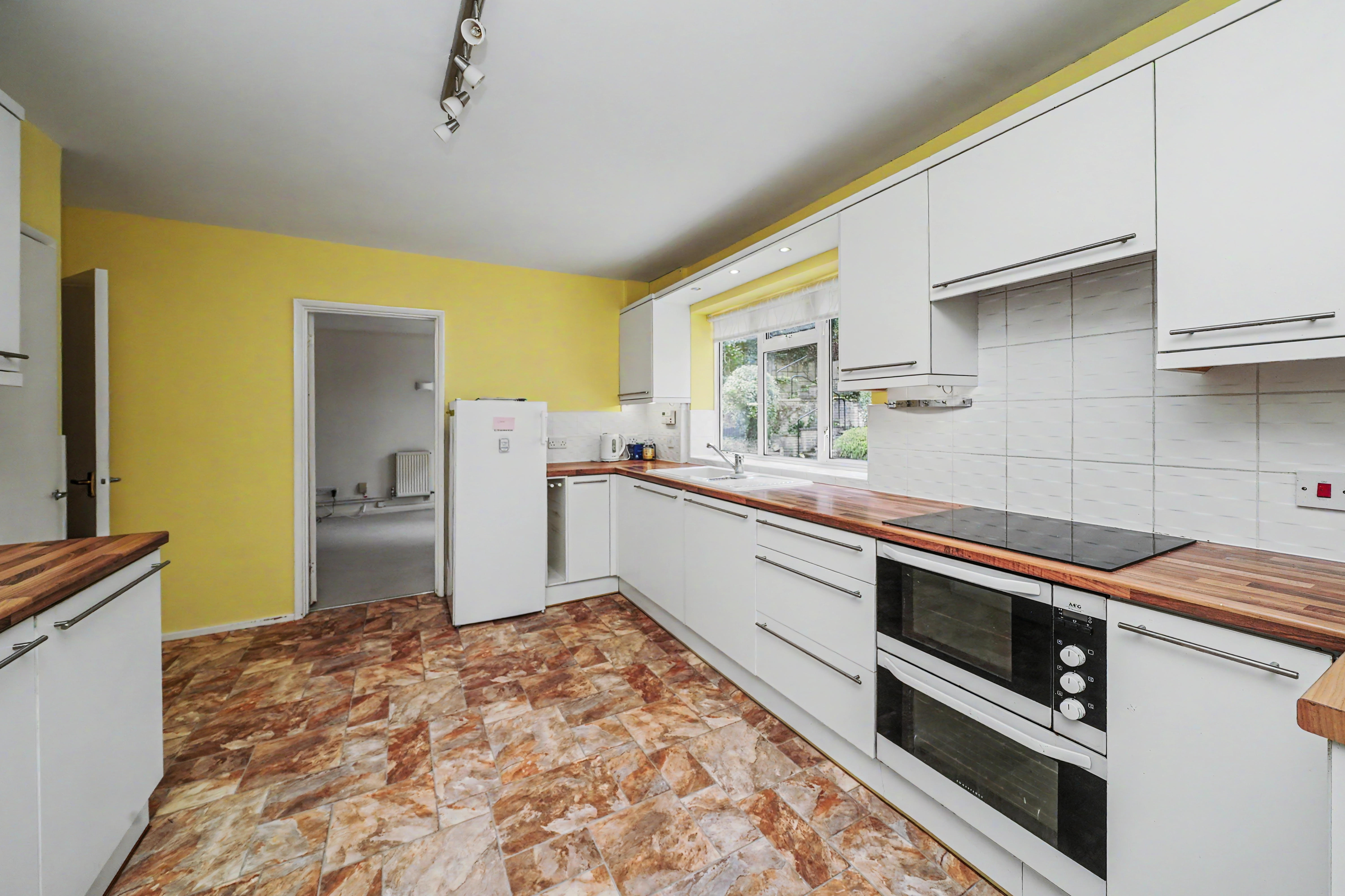 9 - Kitchen