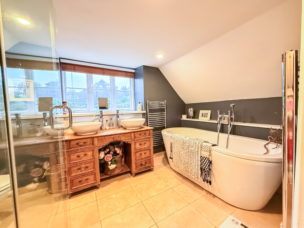 12 - Bathroom