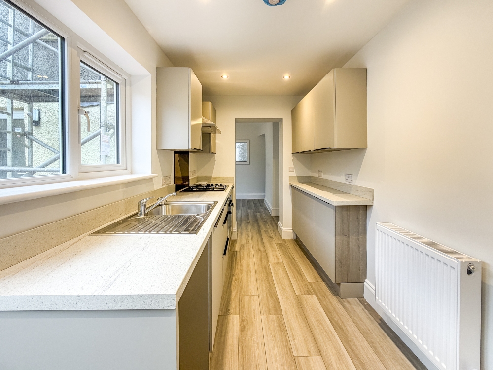 6 - Kitchen
