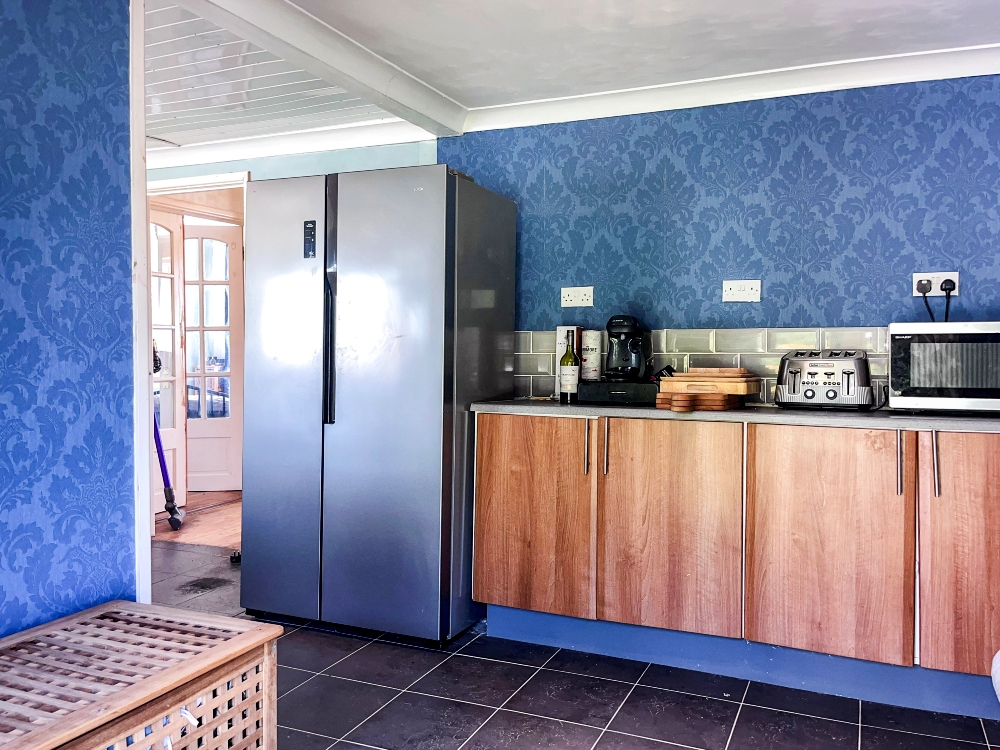 4 - Kitchen