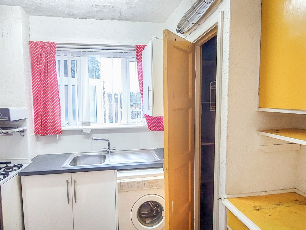 4 - Kitchen