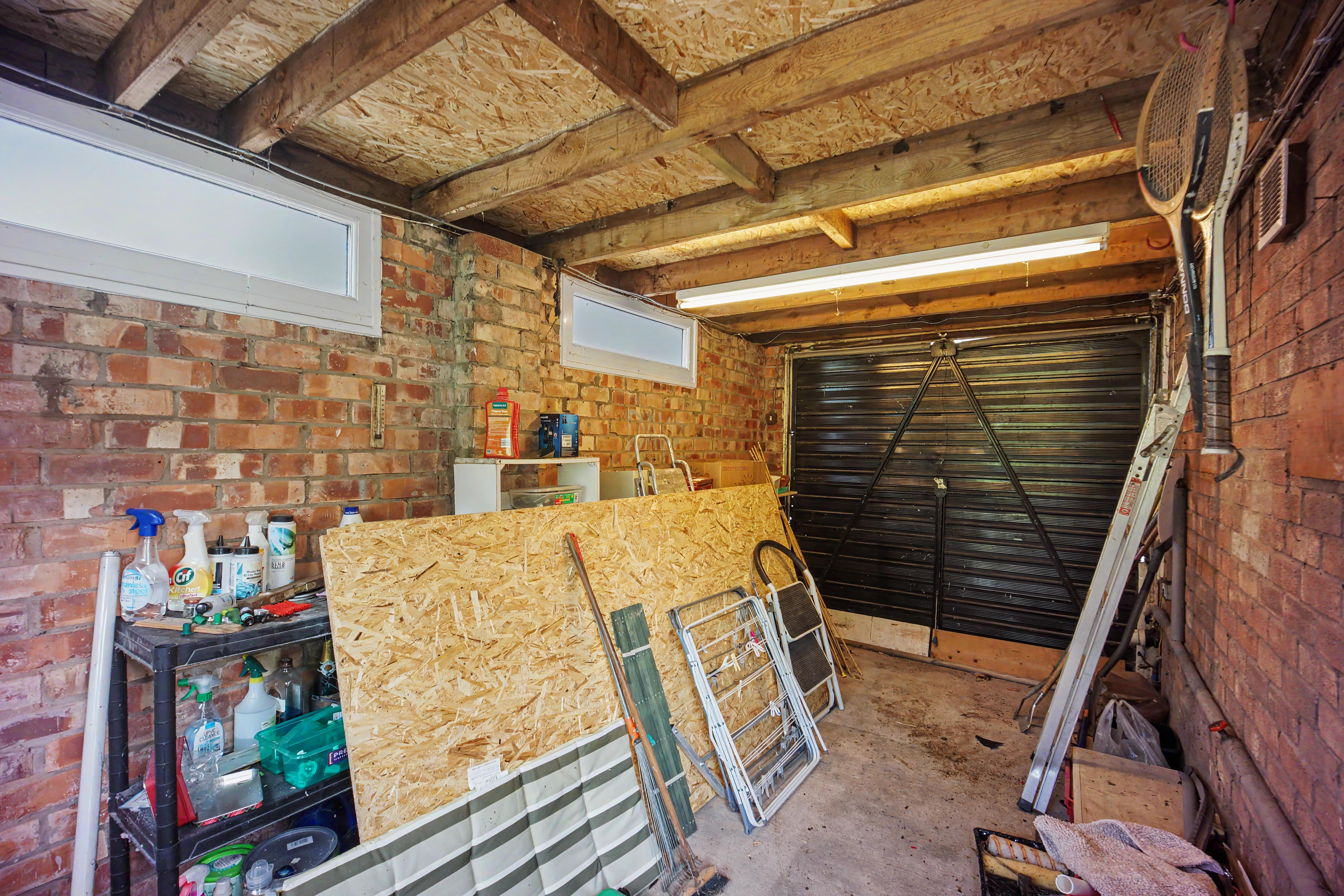 24 - Garage