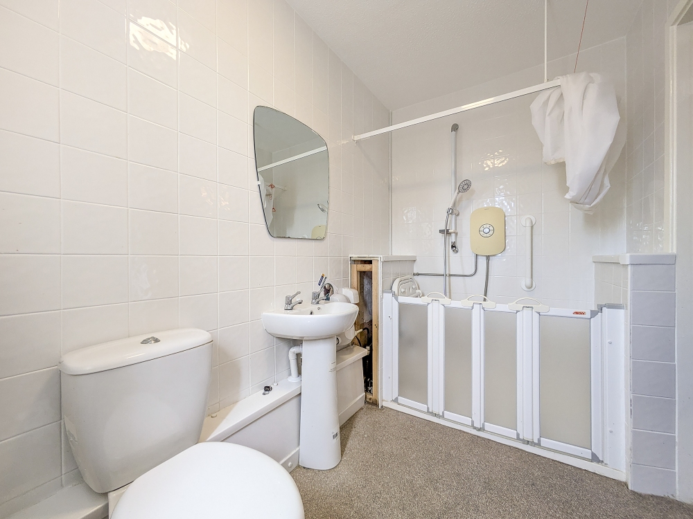 15 - Bathroom