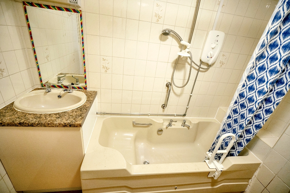 14 - Bathroom