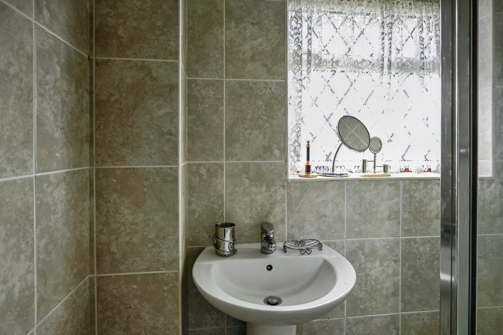 14 - Bathroom