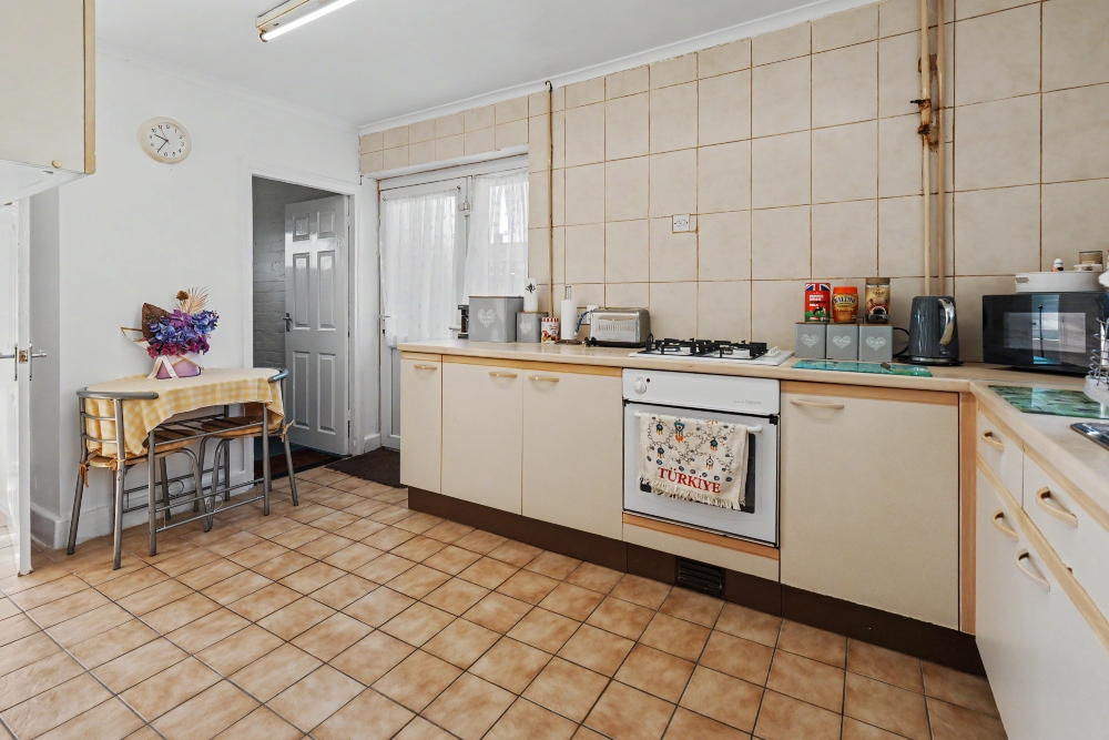 6 - Kitchen