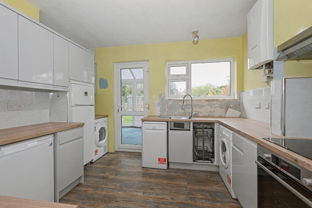 6 - Kitchen