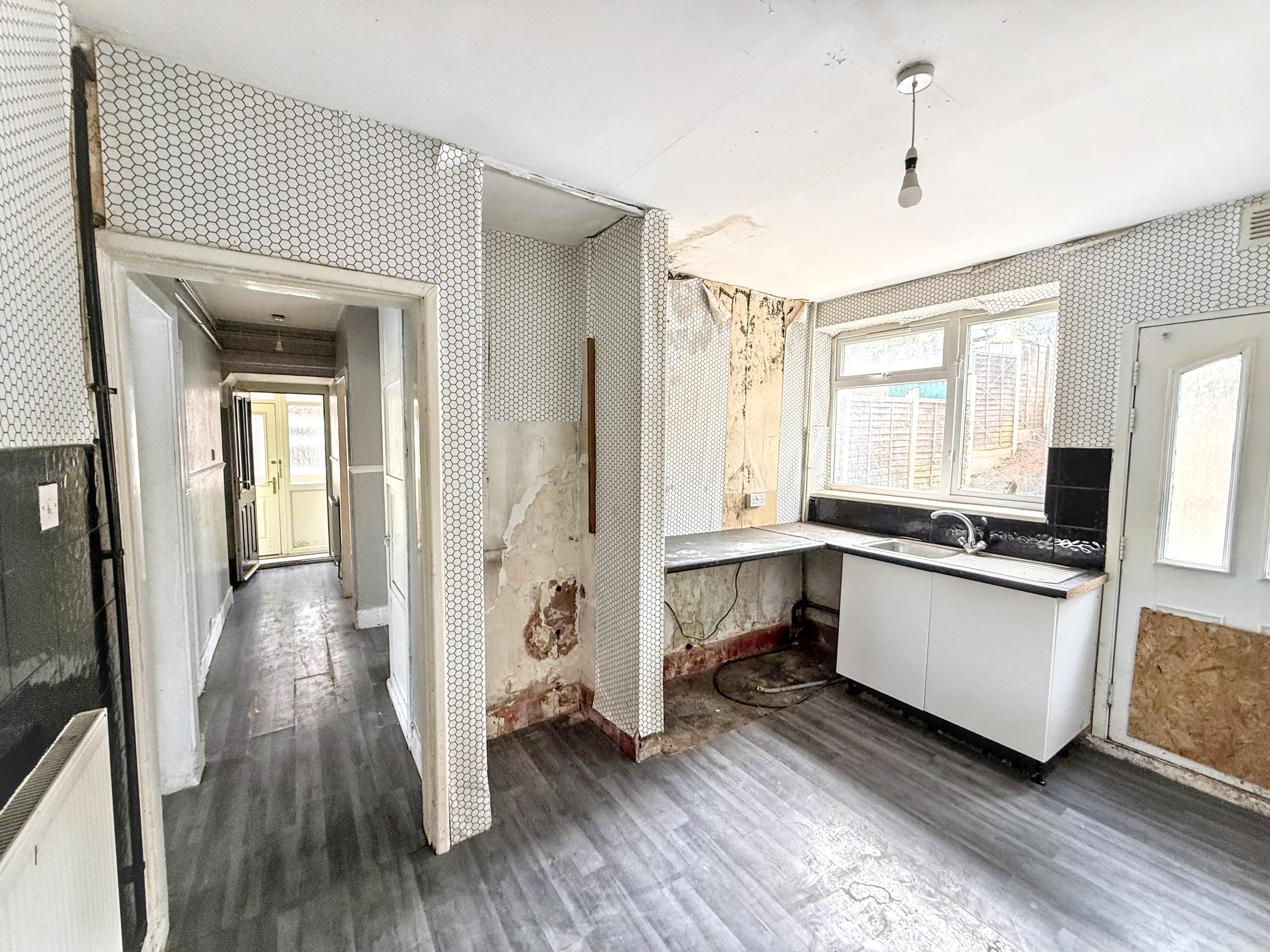 7 - Kitchen