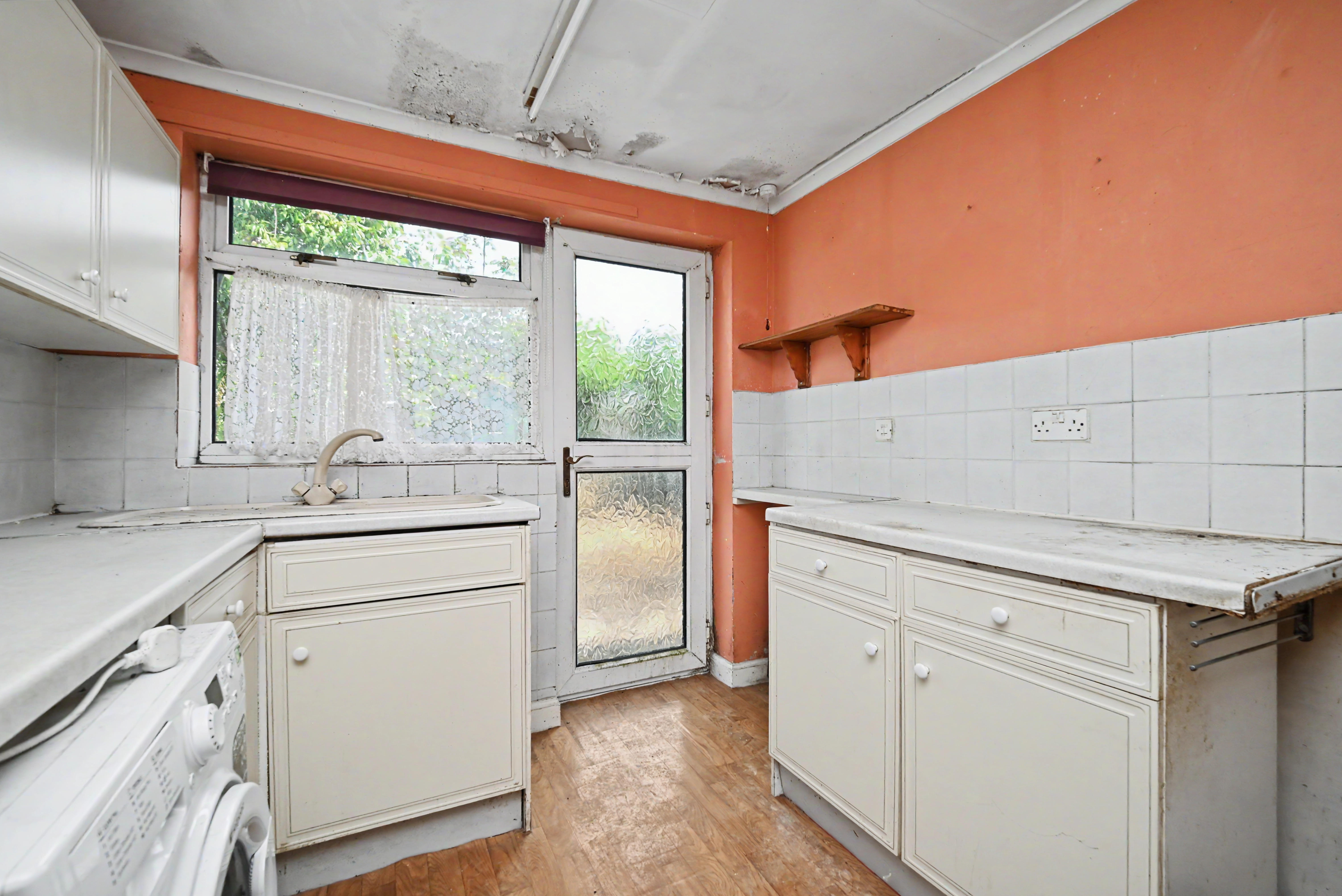 6 - Kitchen