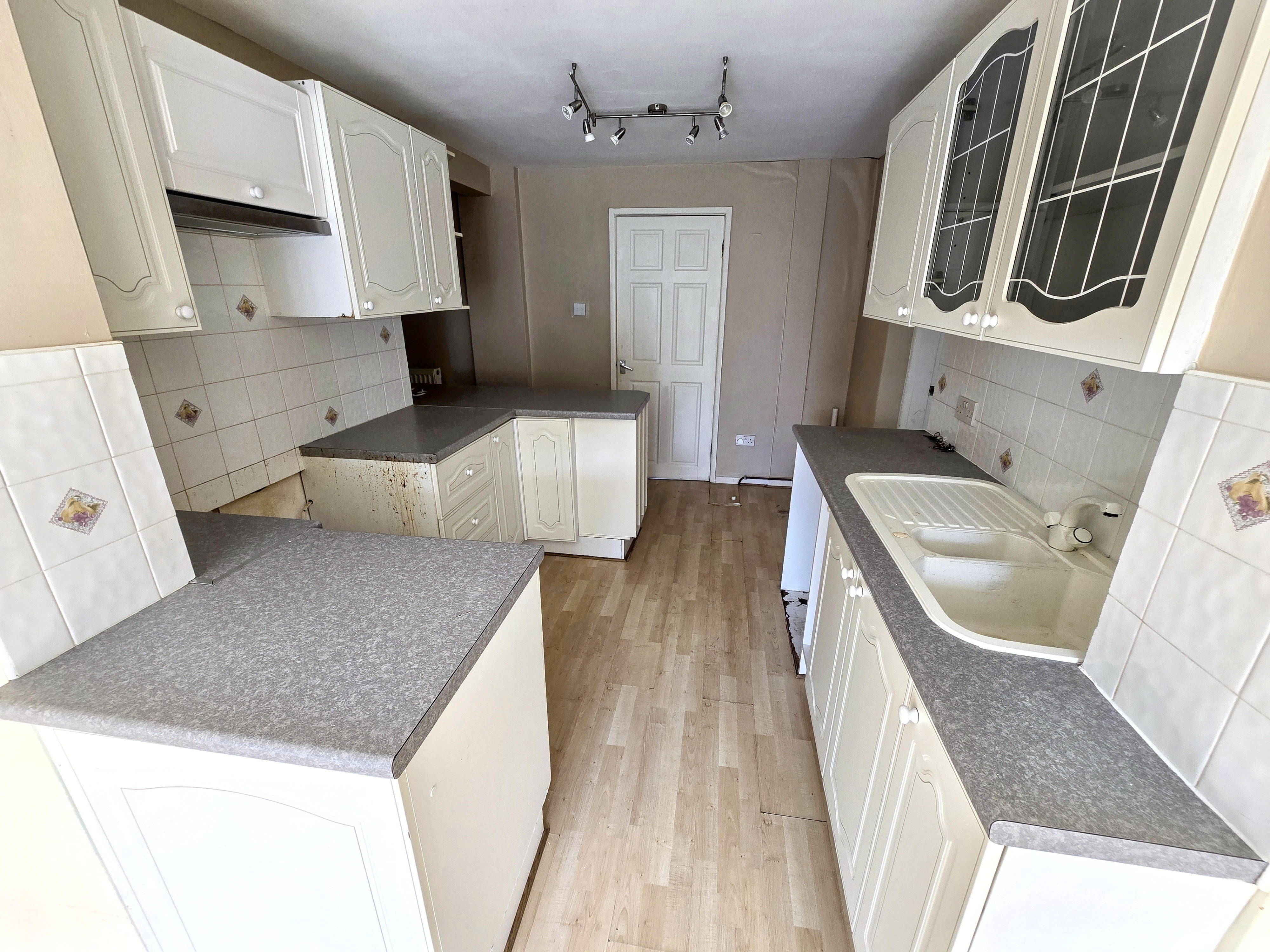 4 - Kitchen