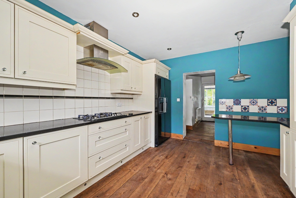 8 - Kitchen