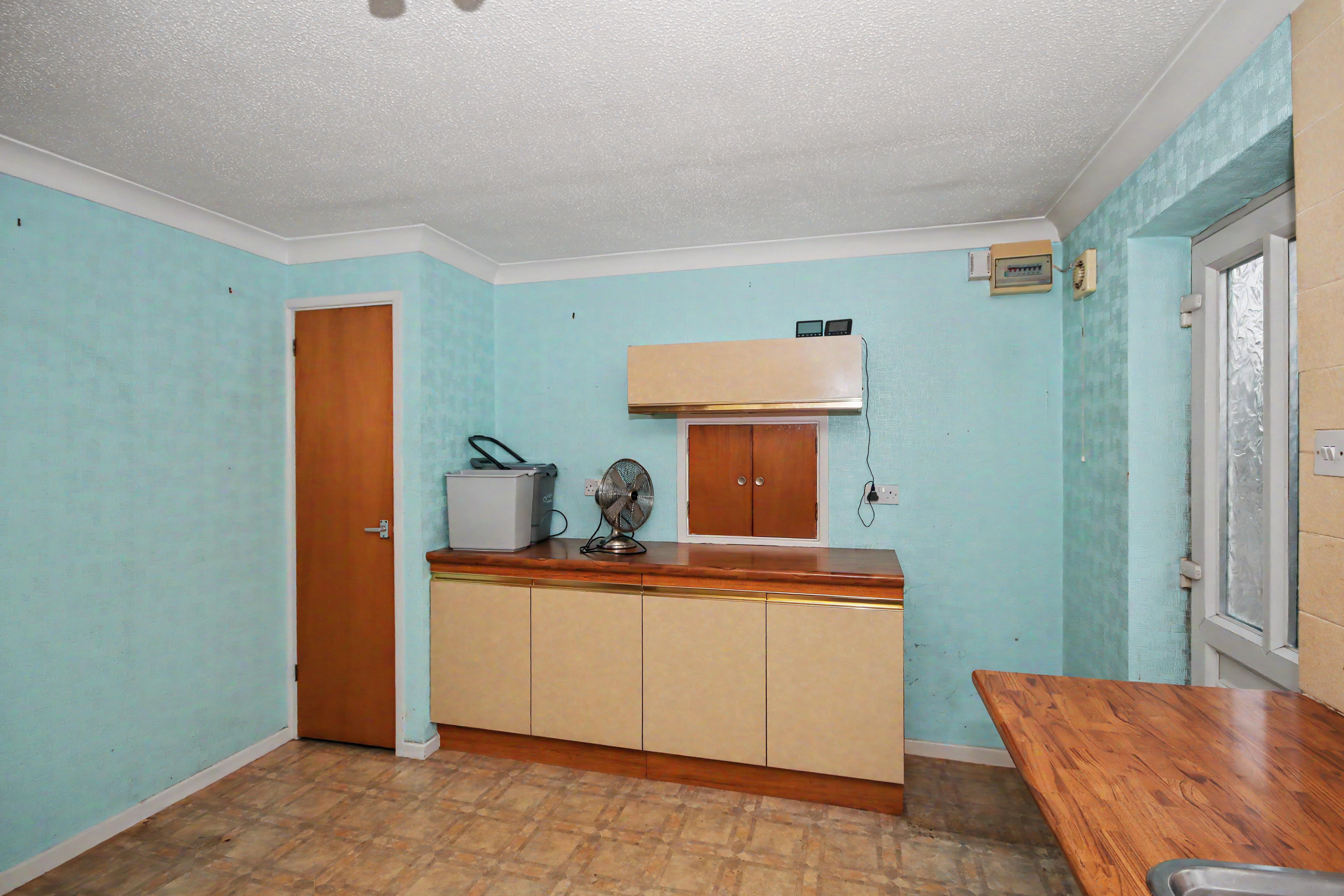 6 - Kitchen