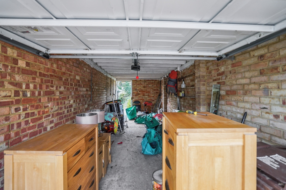 22 - Garage