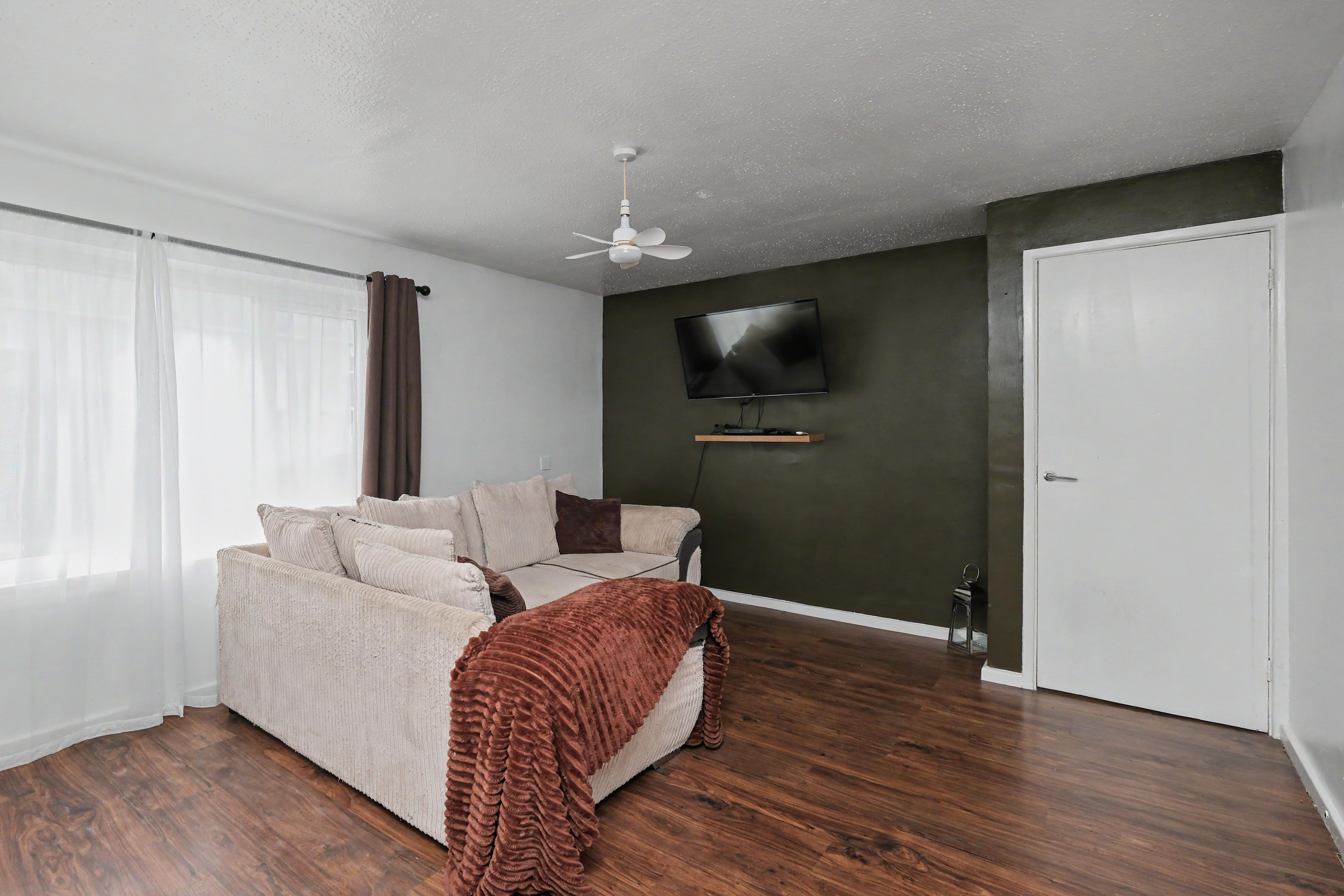 6 - Living room