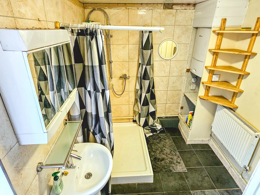 11 - Bathroom 2