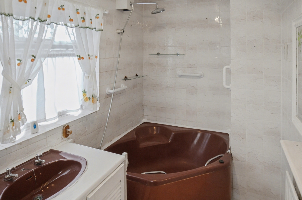 9 - Bathroom
