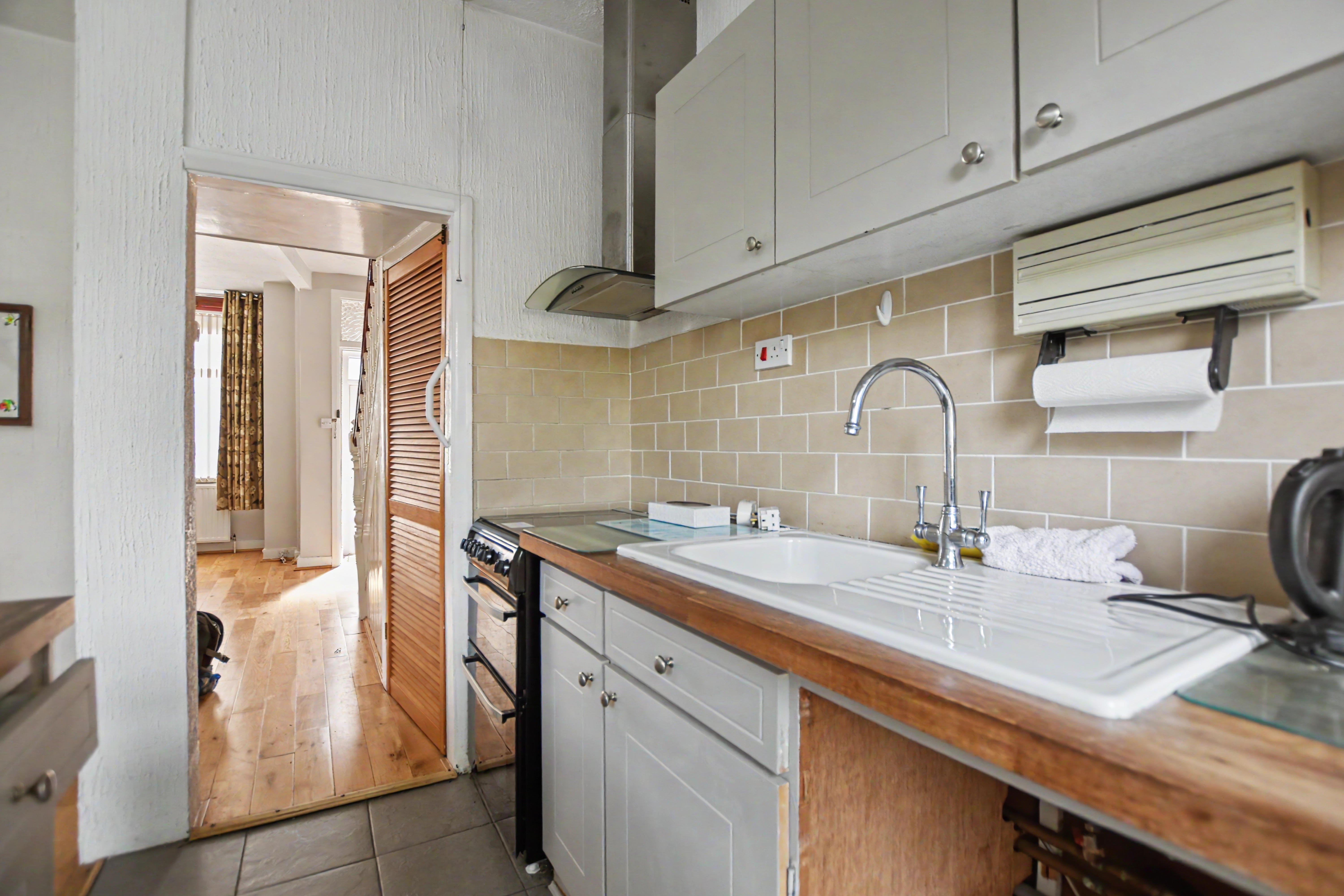 7 - Kitchen