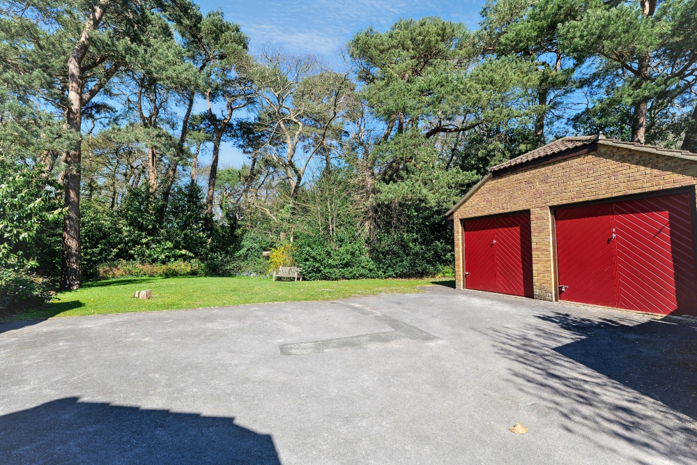19 - Garages