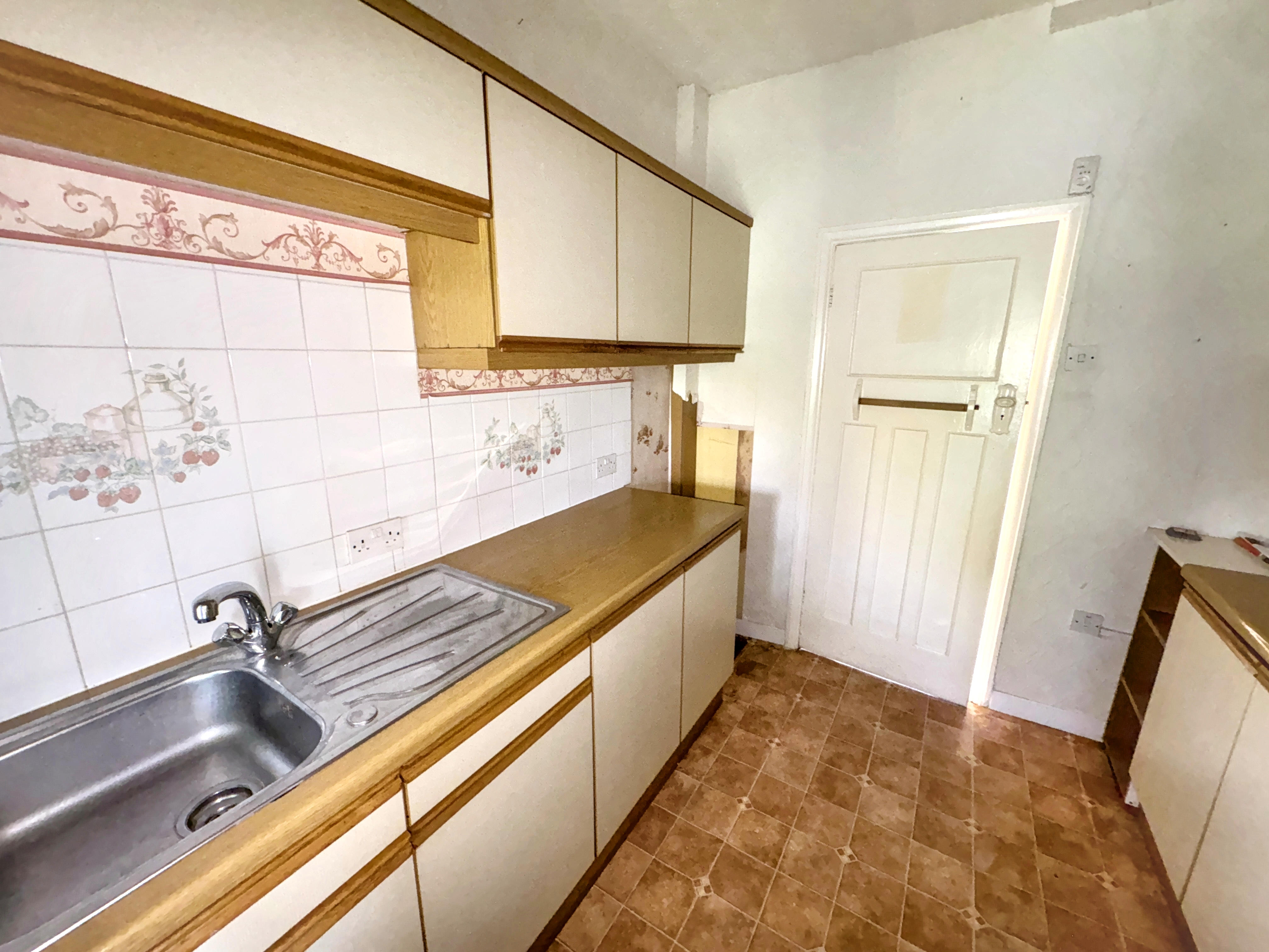 6 - Kitchen