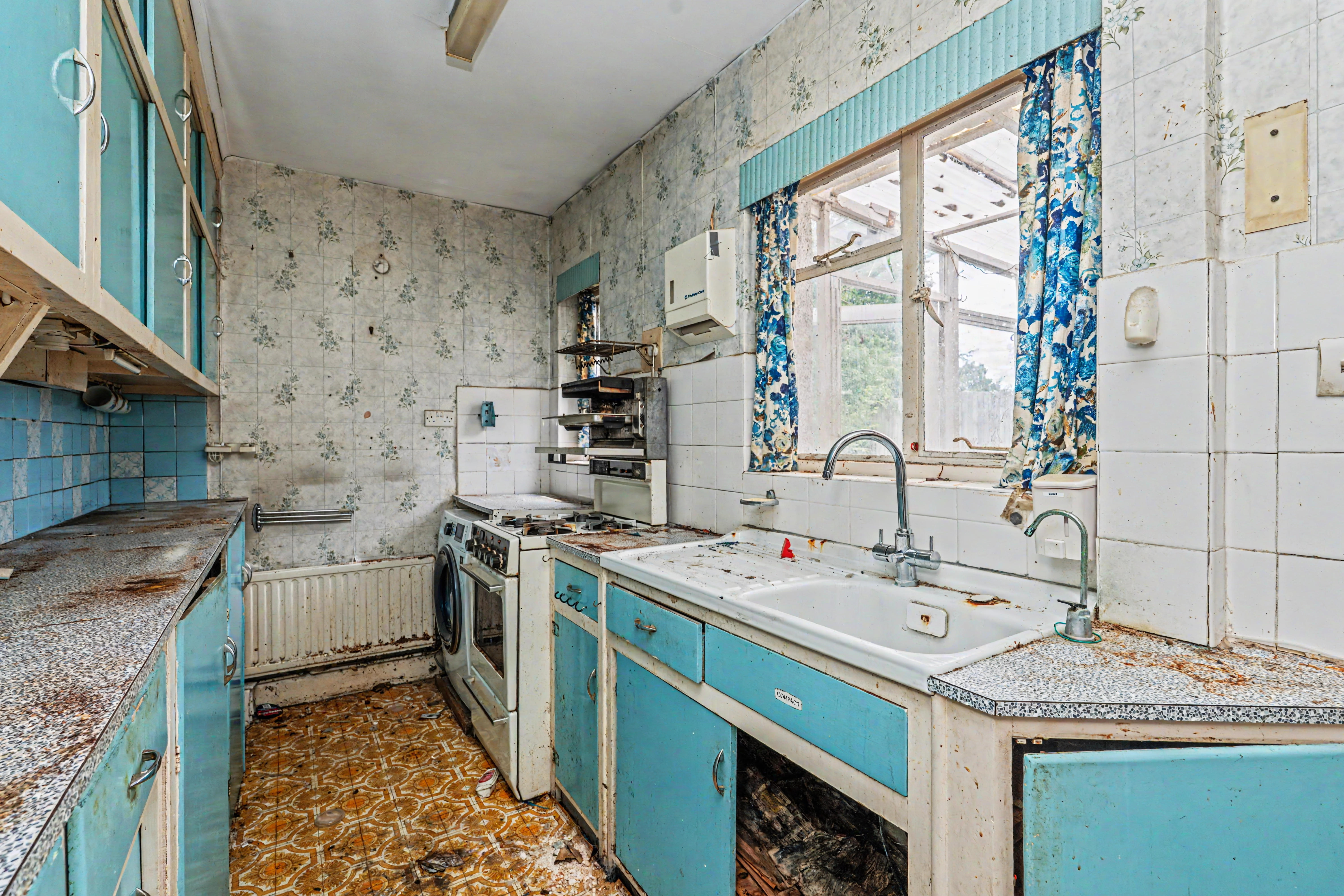 4 - Kitchen