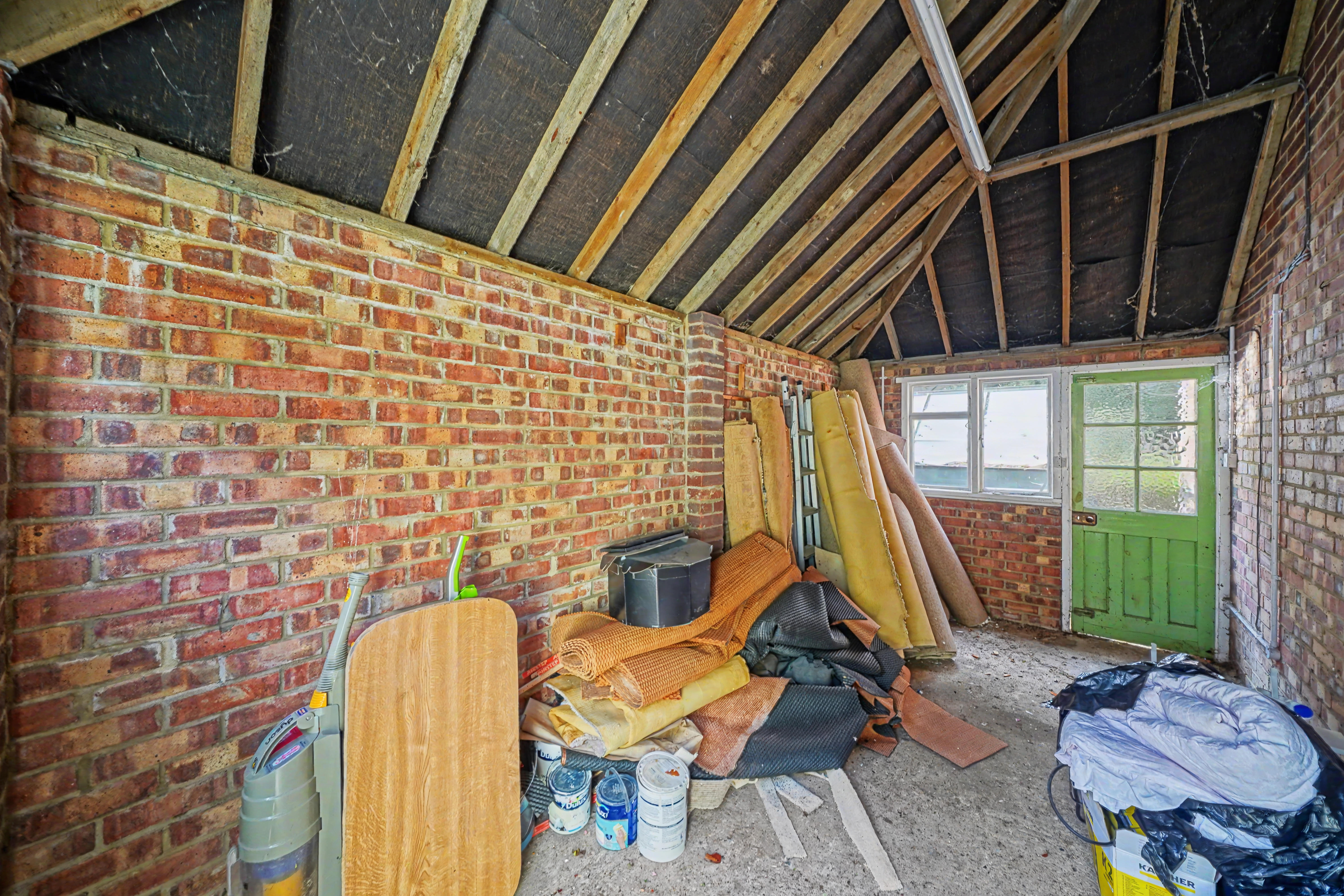24 - Garage