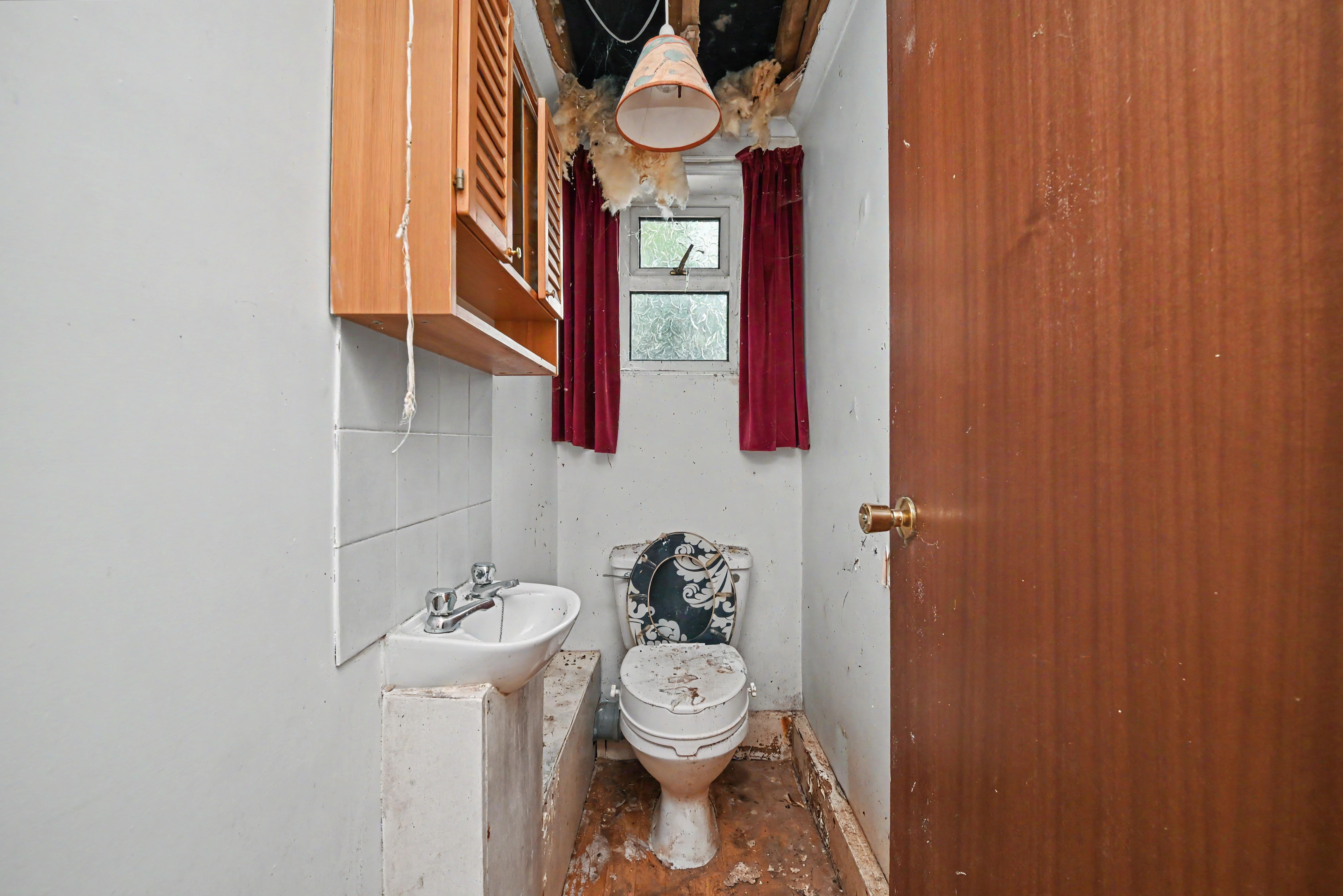 11 - Downstairs WC