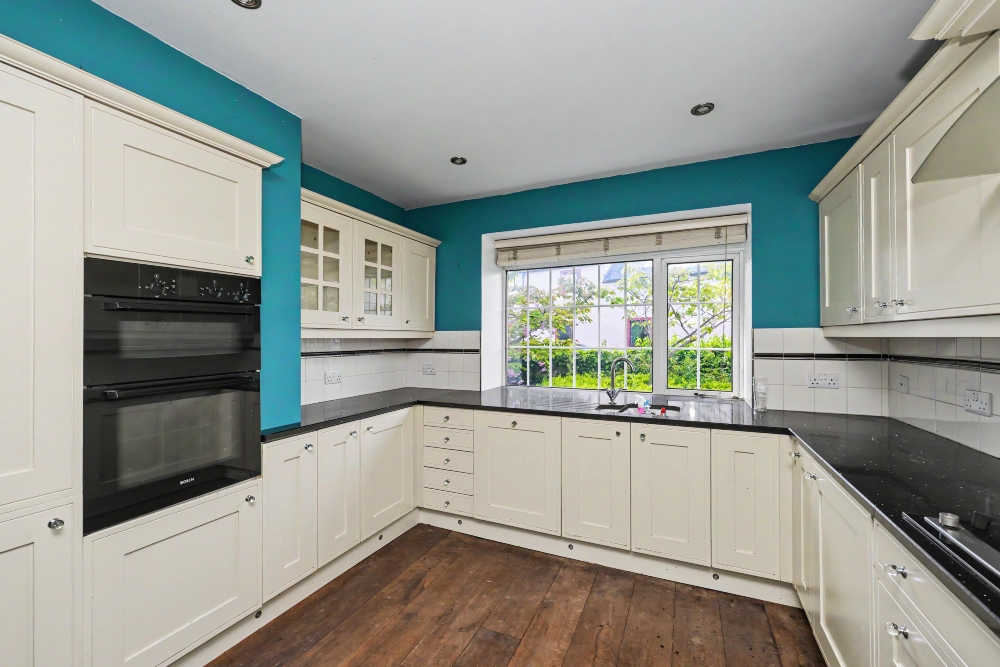 7 - Kitchen