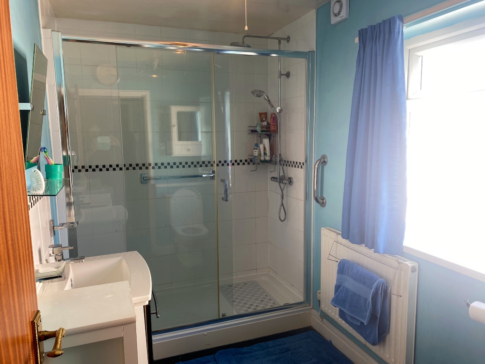11 - Bathroom