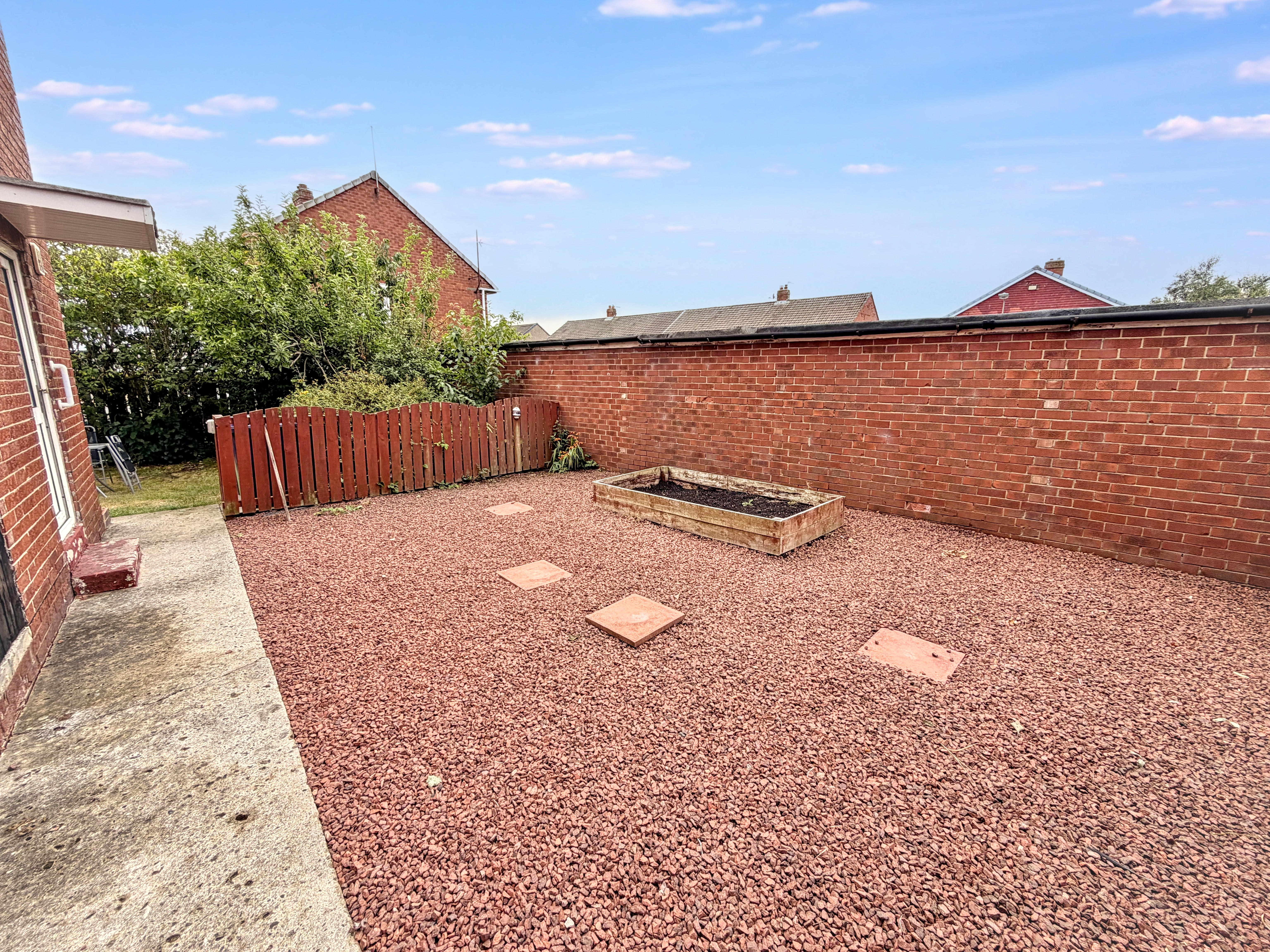 15 - Side garden