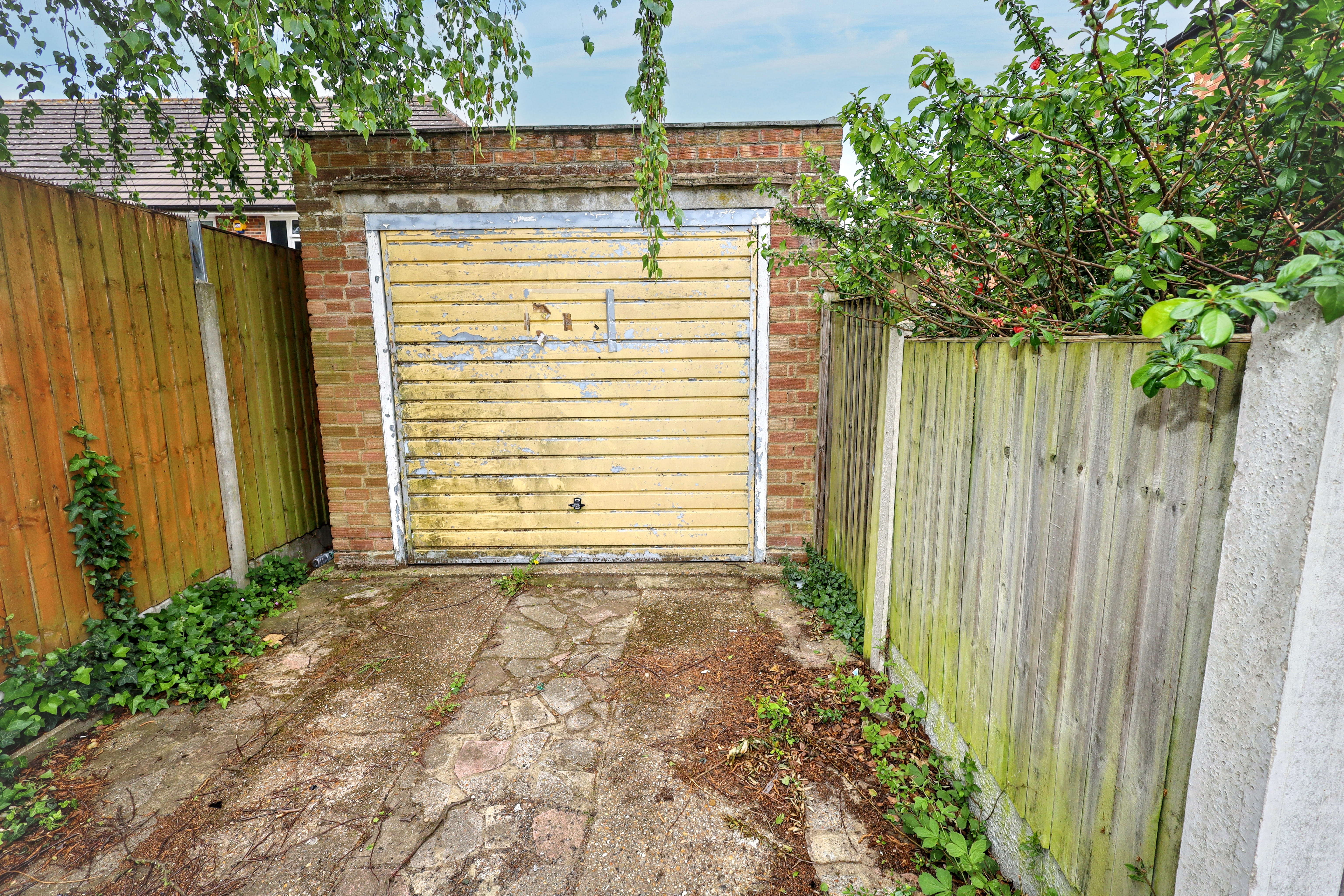 19 - Garage