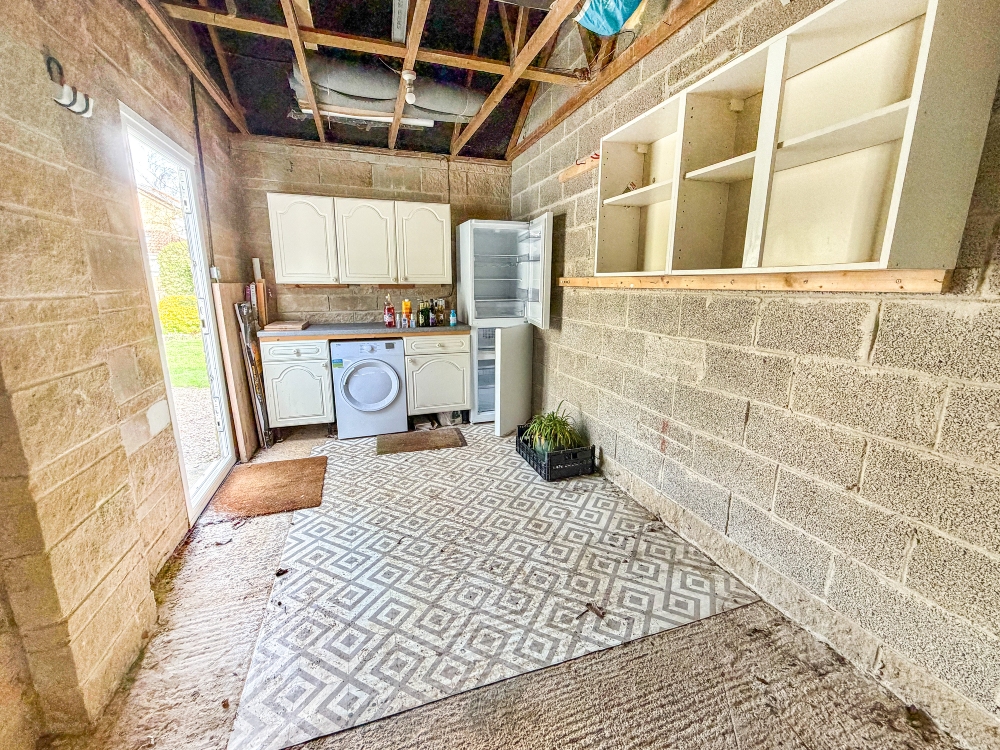 17 - Garage