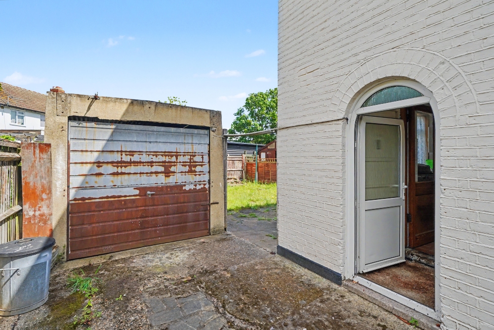 20 - Rear - Garage