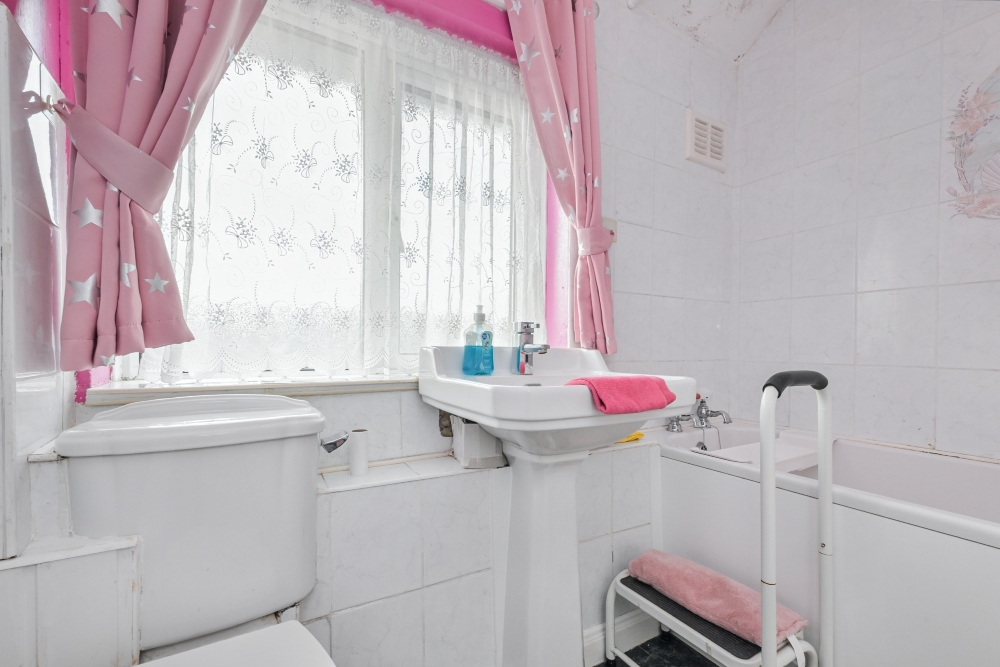 13 - Bathroom