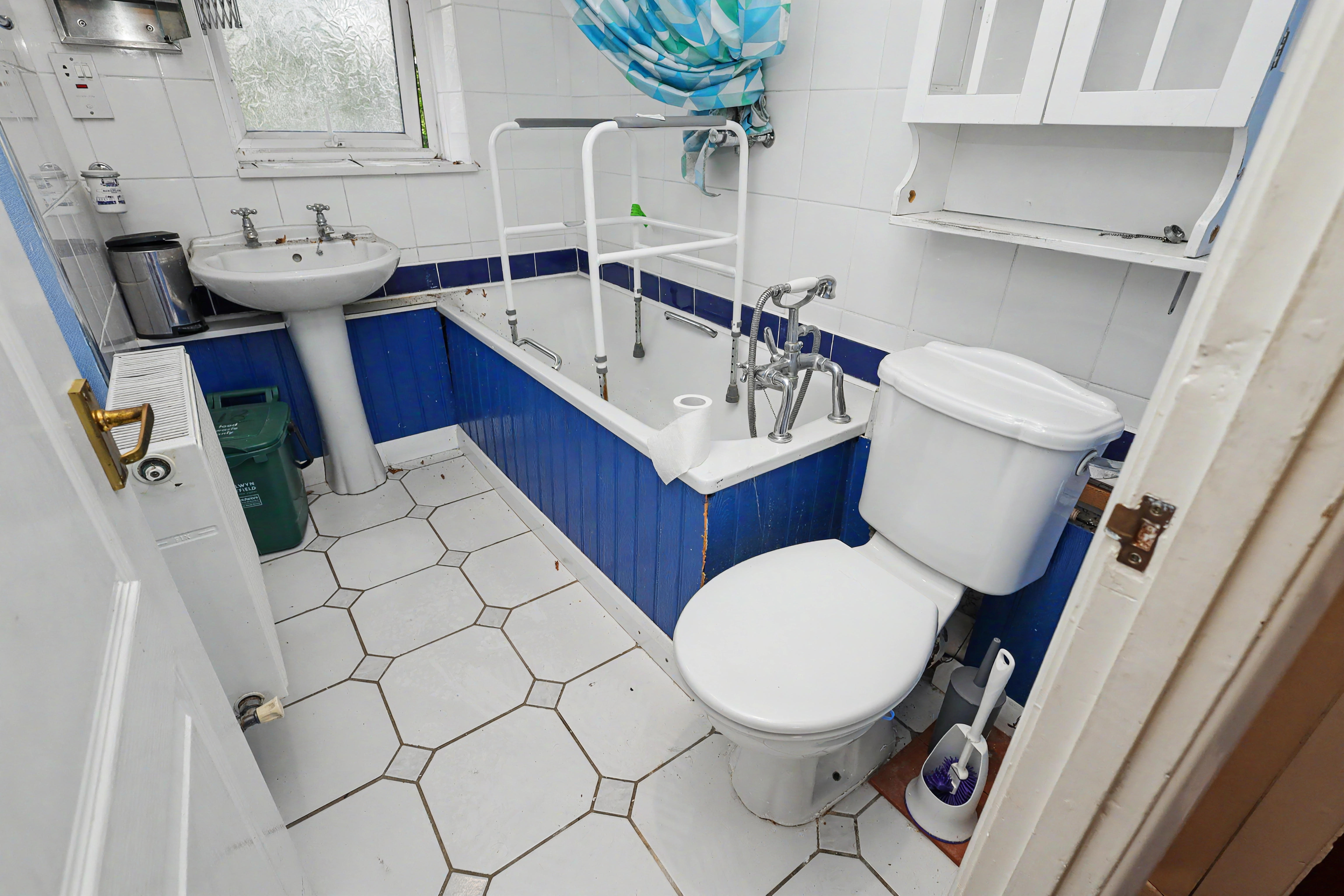 14 - Bathroom