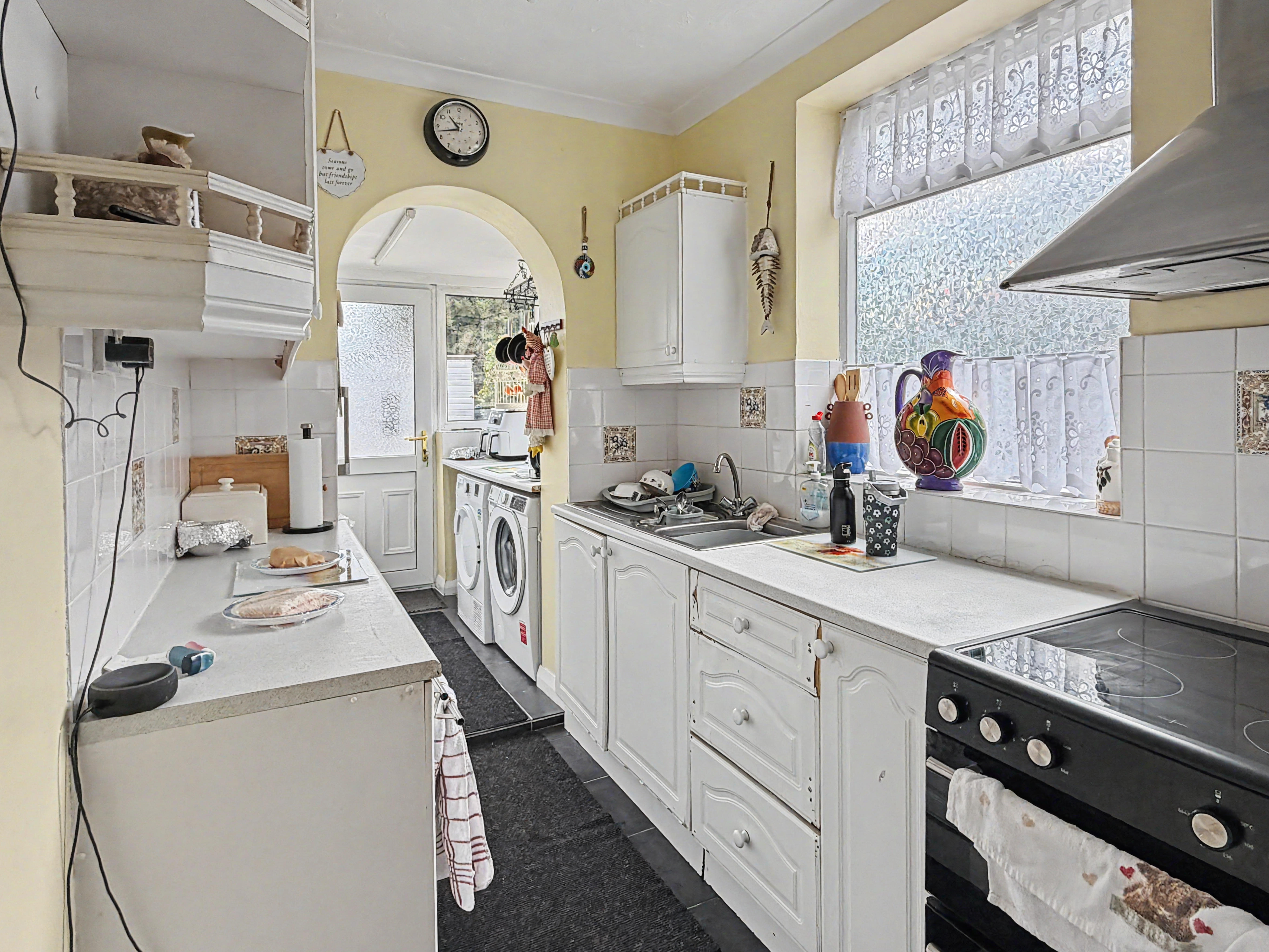 6 - Kitchen