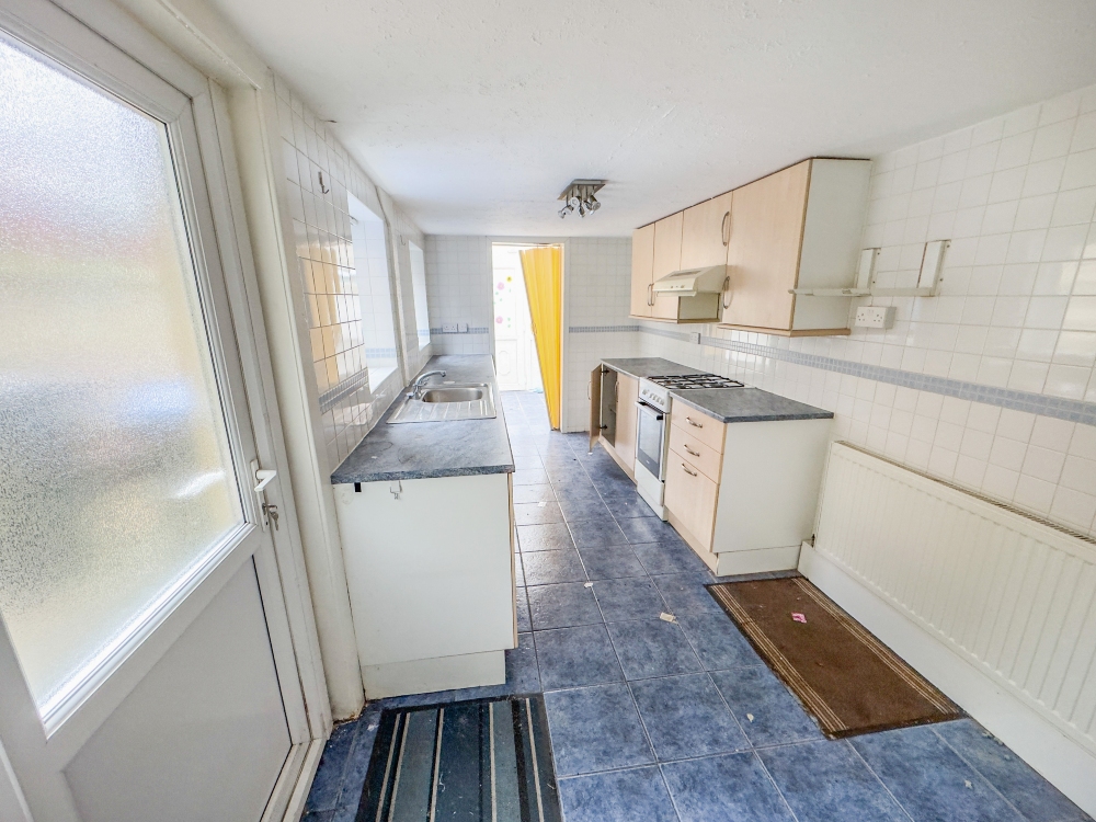 6 - Kitchen