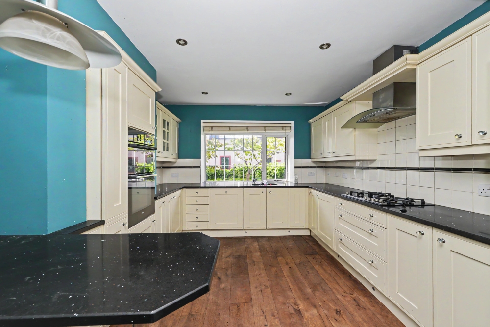 6 - Kitchen