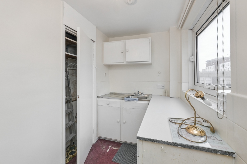 7 - Kitchen