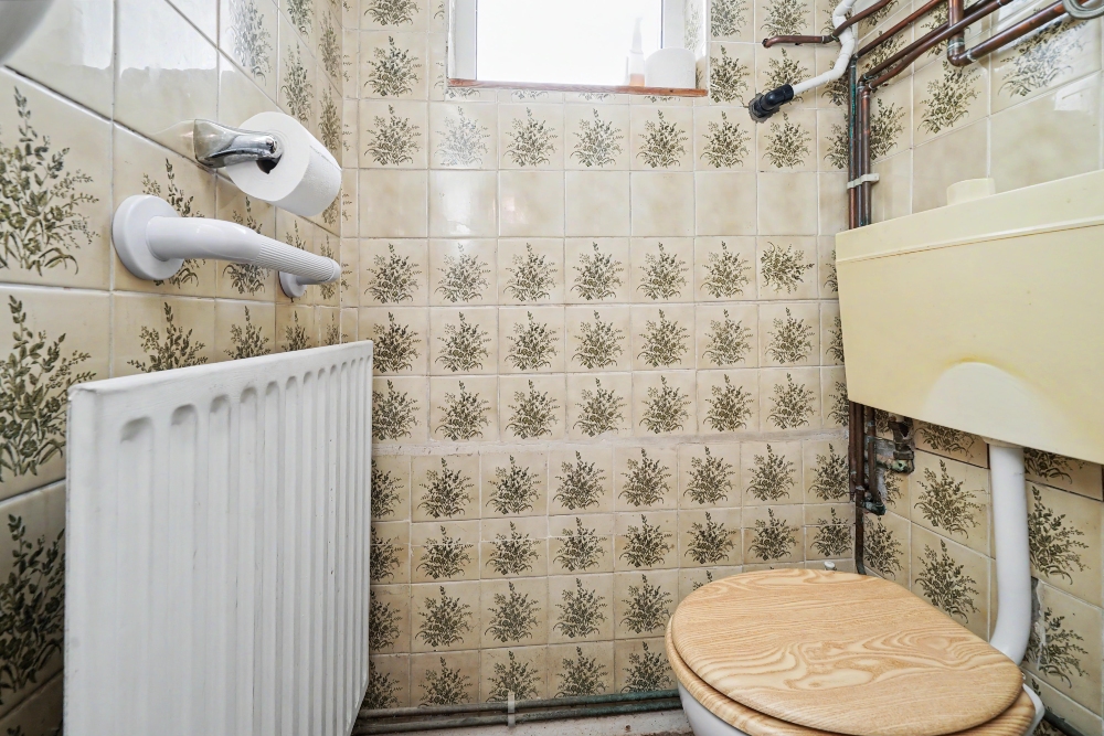 10 - Downstairs WC