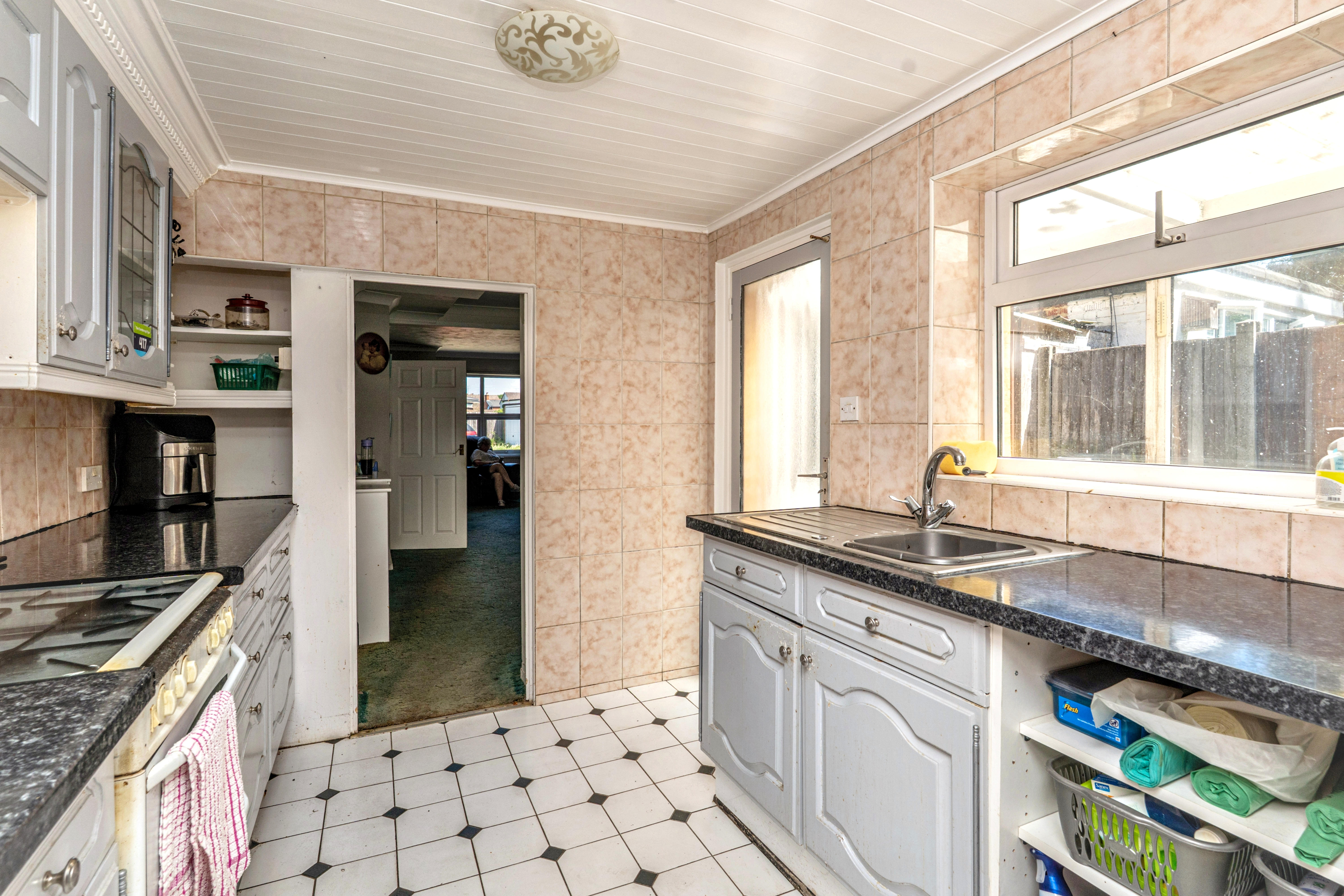 7 - Kitchen