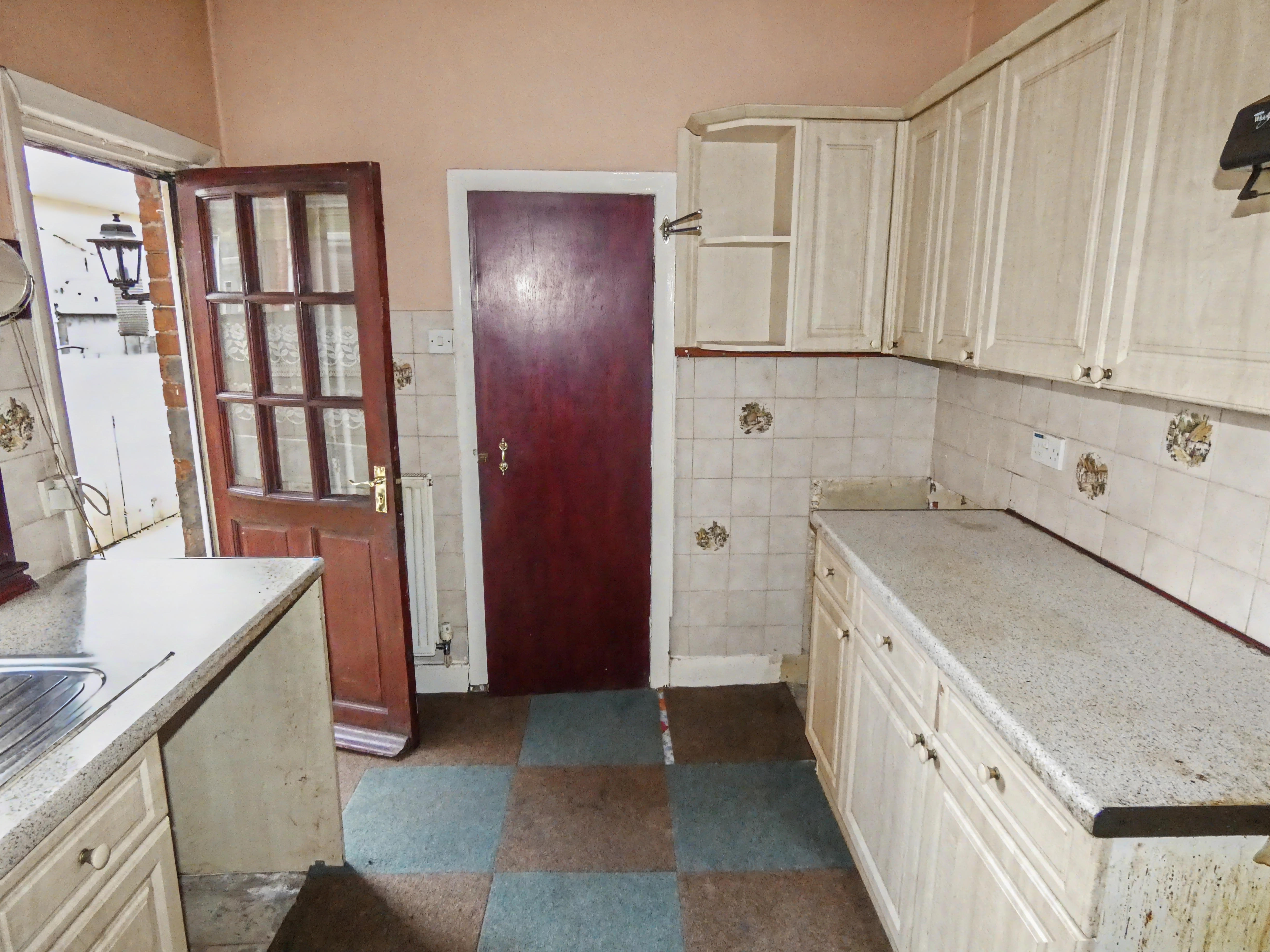 6 - Kitchen