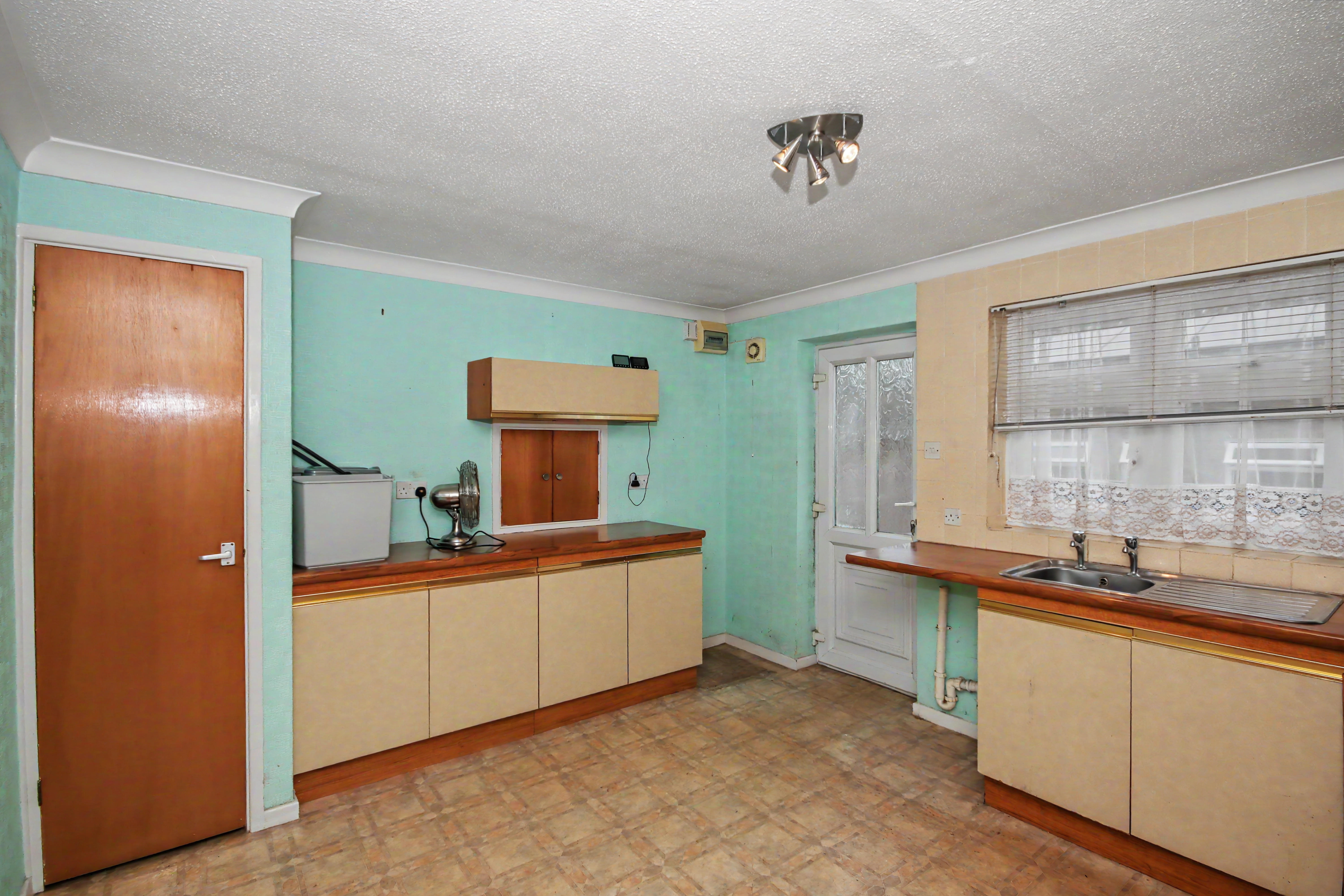7 - Kitchen