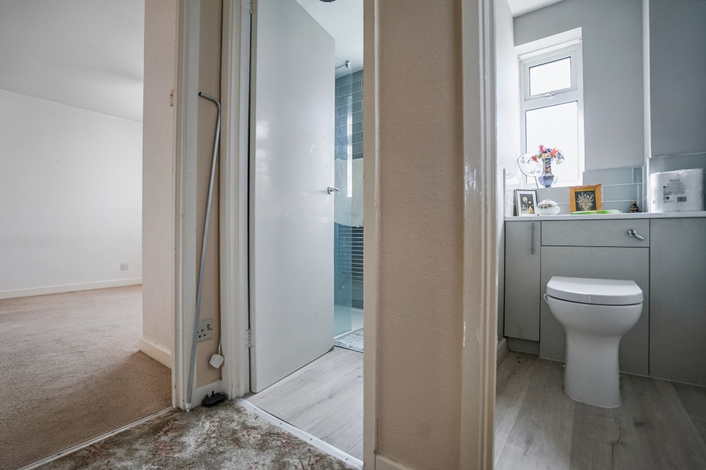 16 - Bathroom & WC