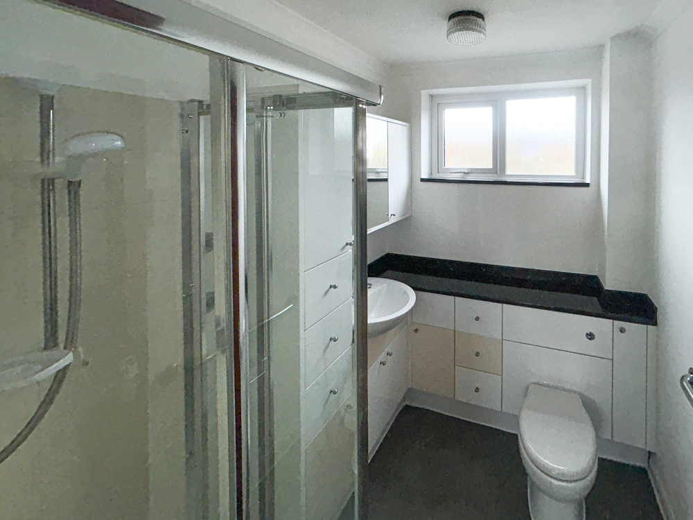 13 - Ensuite