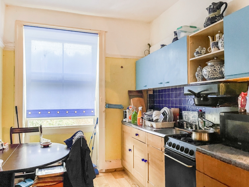6 - Kitchen
