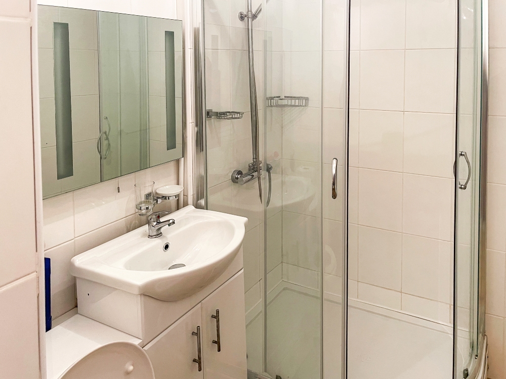 11 - Bathroom