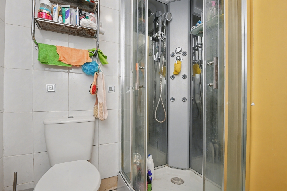 18 - Bathroom